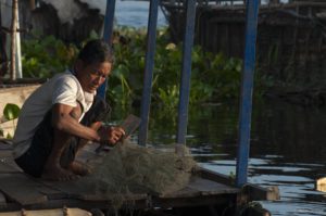 pêcheur et son filet sur le Tonlé Sap