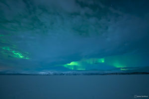 aurores boréales sur le lac gelé d'Abisko