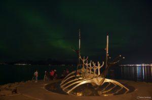 le drakkar sous les aurores boréales à Reykiavik